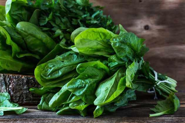 <p>Ayrıca lif, demir, A vitamini, zeaksantin ve lutein gibi antioksidanlarla doludur. Ispanak, kan basıncını düşürmeye yardımcı olabilecek potasyum, magnezyum ve folat gibi besinler açısından zengindir. Ispanak suyu, görmeyi iyileştirmeye yardımcı olabilecek antioksidanlar olan lutein ve zeaksantin açısından zengindir. Ayrıca göz şişkinliğini ve iltihabını azaltmaya yardımcı olabilir.</p>