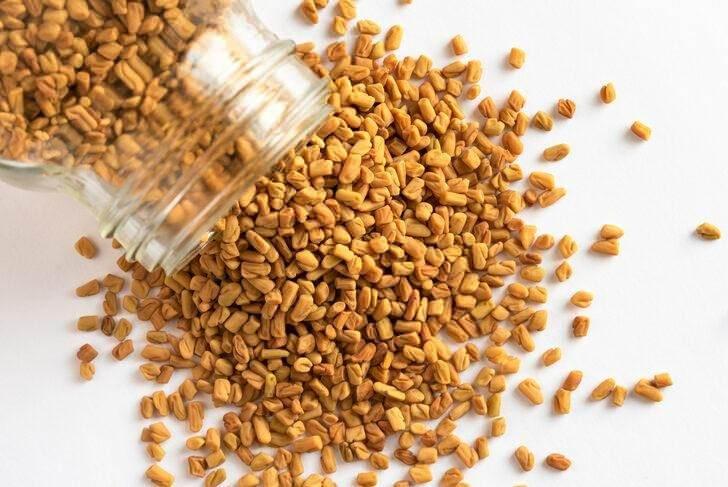 <p>Çalışmalara göre çemen otu takviyesi lipit profilini önemli ölçüde iyileştirebilir. Lif açısından zengin olan çemen otu veya methi, potasyum, fosfor, magnezyum ve kalsiyum açısından zengindir.</p>