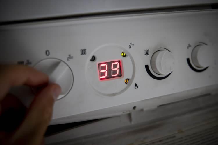 <p>Doğalgaz kullanımında kombinin derecesini yalnızca 1 derece düşürmek bile önemli bir fark oluşturuyor. Sıcaklık ayarını sadece 1 derece düşürmek doğalgaz faturalarında yüzde 7'ye varan oranda tasarruf edilmesine olanak sağlıyor.</p>

<p> </p>
