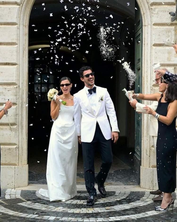 <p>Gösterişli bir düğün yerine Roma'da sade ve romantik bir tören organize eden ünlü çiftin İstanbul'da aileleri ile birlikte ikinci bir düğün organize ettikleri konuşuluyordu. </p>