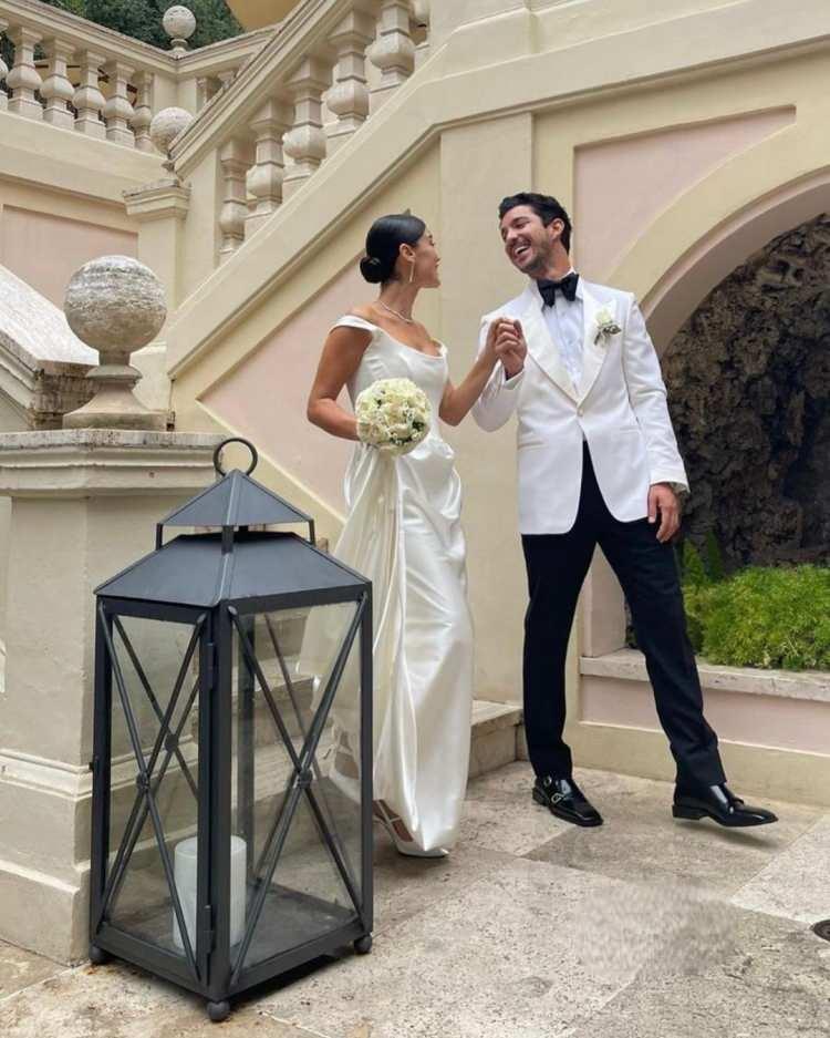 <p>Roma'daki nikah törenlerine ilişkin düşüncelerini söyleyen Pınar Deniz; "Çok seromoni sevmediğimiz için, yurt dışında olsun, sevdiklerimiz yanımızda olsun istedik. Çok hızlı bir kararla en müsait yer Roma olduğu için ve çok sevdiğimiz bir şehir olduğu için orada karar kıldık. Tabii benim ailem vize problemlerinden dolayı gelemedi." dedi.</p>