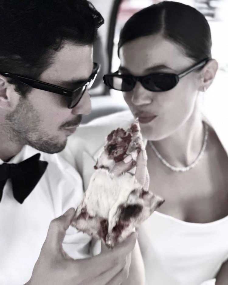 <p>Sosyal medya hesabından nikah töreninden kareler paylaşan ünlü oyuncu, kısa süre içerisinde hızla yayılan fotoğrafları üzerine sosyal medyada büyük beğeni topladı. </p>
