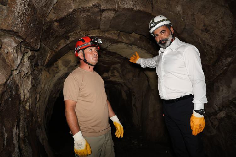 <p>Ürgüp ilçesinin büyük bir bölümünün altından geçen ve yaklaşık 450 metre uzunluğunda olduğu tahmin edilen tünellerin tekrar temizlenerek turizme kazandırılması hedefleniyor. </p>
