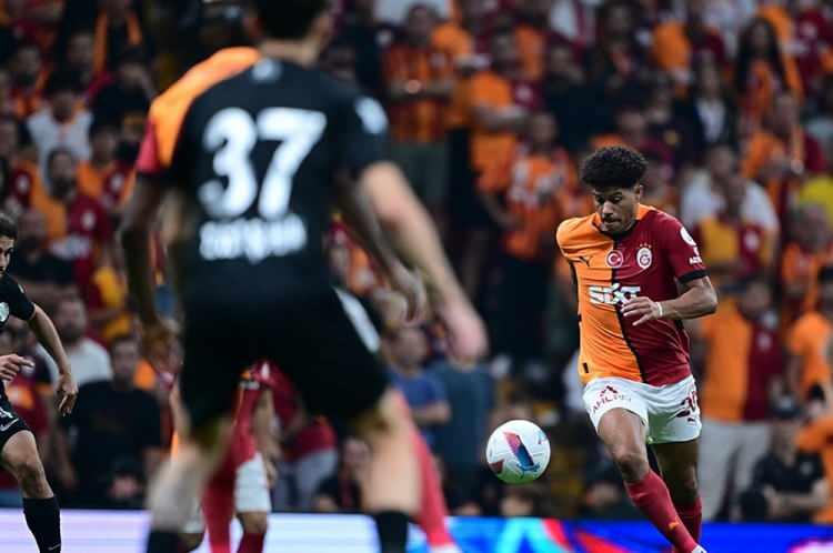 <p><strong>Türkiye gazetesinin haberine göre;</strong> Galatasaray, Çaykur Rizespor maçından önce futbolcuların ödemelerini gerçekleştirdi.</p>
