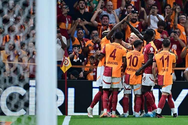 <p>Bu hafta 2 önemli maça çıkacak Galatasaray'da futbolculara şampiyonluk primi dahil 380 milyon liralık ödeme yapıldı.</p>