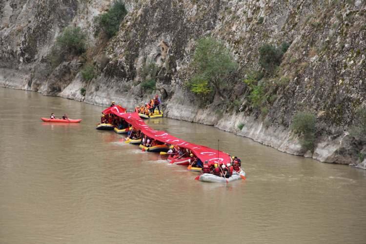 <p>19 Eylül Gaziler Günü dolayısıyla Erzincan Valisi Hamza Aydoğdu ve protokol üyeleri, gazilerle rafting etkinliğinde bir araya geldi.</p>
