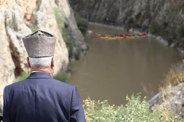 <p>Erzincan'da <strong>"19 Eylül Gaziler Gününe"</strong> özel düzenlenen rafting etkinliğine Erzincan Valisi Hamza Aydoğdu, protokol üyeleri, gaziler ve rafting sporcuları katılım sağladı.</p>
