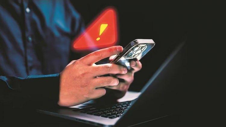 <p>Bahçelievler Devlet Hastanesi'nde fizyoterapist olarak görev yapan Nilay Kırık, 11 Eylül gecesi dolandırıcıların kurbanı oldu. Çete üyeleri interneti kapalı olmasına rağmen kurdukları sistemle uzaktan Kırık'ın telefonuna bağlandı.</p>
<p> </p>