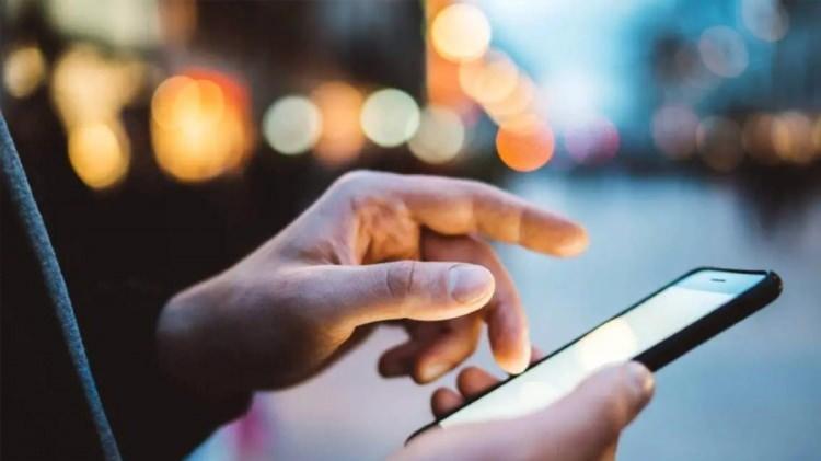 <p>Uykudayken dolandırıldı<br />
Mobil bankacılığa girip, üst üste 3 kez işlem yaparak hesabından yüklü miktarda para çektiler. Uykuda olan Kırık, dolandırıldığının farkına vardığında ise çok geçti.</p>