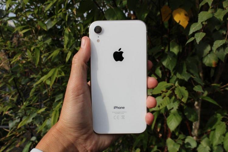 <p><span style="color:#B22222"><strong>İPHONE XR</strong></span></p>