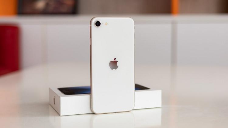 <p><span style="color:#B22222"><strong>İPHONE SE 3</strong></span></p>