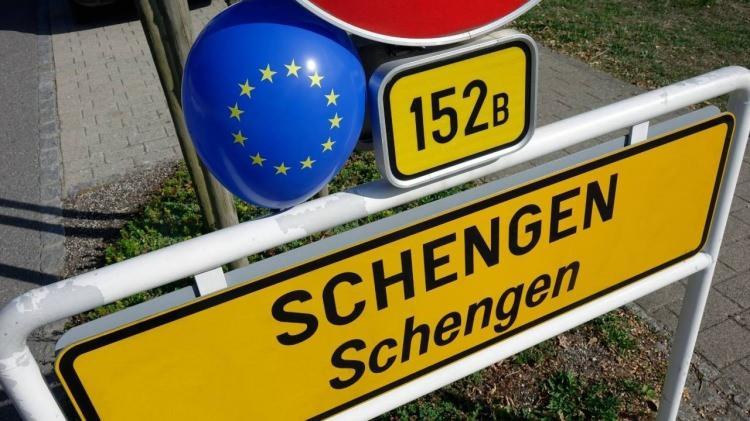 

<p>Almanya Schengen bölgesindeki denetim kararının düzensiz göçün yanı sıra sınır ötesi suç şebekeleri ve terör örgütleri gibi dış tehditlerden koruma sağlayacağını öne sürüyor.</p>
<p>
”/><br />
						</figure>
</p></div>
</p></div>
<p>								<!-- Scroller Status / Loading --></p>
<p>				<input id=