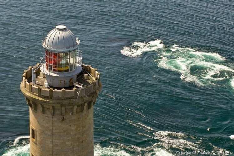 <p>O zamanlar deniz feneri bekçisi olan Theodore Malgorn kurtarılmayı bekliyordu ve fener odasına sığınmaya karar verdi. Bu kararı verirken, az sonra ünlü olacağını ve herkesin yıllarca bu fotoğrafları konuşacağını bilmiyordu.</p>