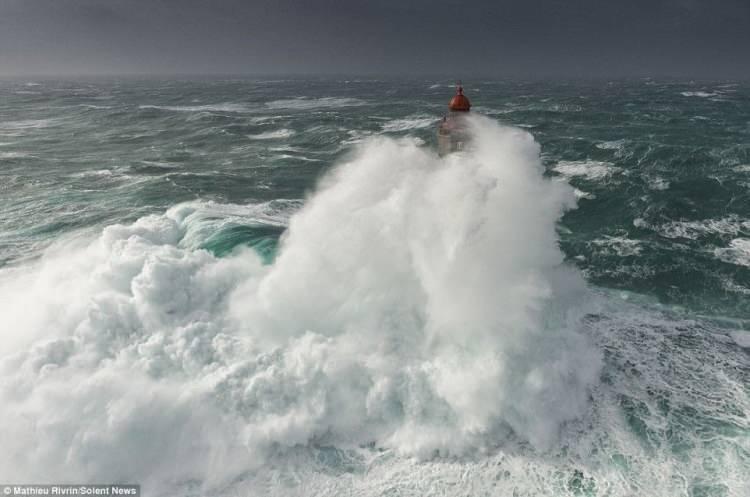 <p>Fener bekçisi hayatını kurtarmaya çalıştığı sıralarda, fotoğrafçı Jean Guichard fırtınanın havadan fotoğraflarını çekmek için Lorient'te bir helikopter kiralıyordu. Guichard, son derece tehlikeli uçuş koşullarına rağmen Atlas Okyanusu'nun bir parçası olan Iroise Denizi üzerinde uçmak istiyordu. Helikopter La Jument'e ulaştı ve Guichard'ın deniz fenerine çarpan dalgaların fotoğraflarını çekmesi için etrafta dolandı. Kulenin içinde, Theodore Malgorn kurtarma helikopteri olduğunu düşündüğü bir ses duydu ve kapıyı açmak için aşağı koştu. Tam o anda, deniz fenerinin arkasından dev bir dalga yükseldi ve Guichard dalga kuleye çarptığında dünyaca ünlü fotoğrafını çekti. Théodore Malgorn, dev bir dalganın yapıyı yutmak üzere olduğunu aniden fark ederek hayatını kurtarmak için tam zamanında içeri koştu.</p>
<p> </p>