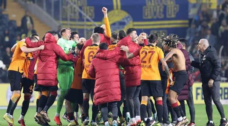 <p><strong>3 KEZ MUTLU SONA ULAŞTI</strong><br />
<br />
Galatasaray, Kadıköy'deki son 7 mücadelesinden 3 kez galip gelerek rakibine üstünlük kurdu. Sarı-kırmızılı ekip, söz konusu müsabakalarda rakibini 3-0, 3-1 ve 1-0'lık skorlarla mağlup etmeyi başardı. "Cimbom", böylece Süper Lig'de Fenerbahçe'ye karşı oynadığı son 7 deplasman maçında 1,7'lik de puan ortalaması yakaladı.</p>
