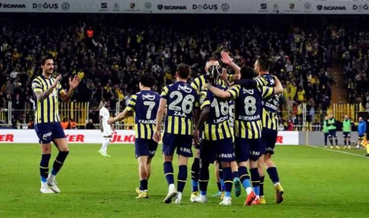 <p><strong>FENERBAHÇE 1 KEZ GÜLDÜ</strong><br />
<br />
Yıllarca Kadıköy'de ezeli rakibi Galatasaray'a kurduğu psikolojik üstünlükle dikkatleri üzerine çeken Fenerbahçe, son 7 karşılaşmada sahasında taraftarlarını yalnızca 1 kez mutlu edebildi.<br />
<br />
Sarı-lacivertliler, bu maçlar içinde Galatasaray'ı sadece 10 Nisan 2022 tarihinde oynanan müsabakada 2-0'lık sonuçla yenmeyi başardı. Söz konusu maçta karşılaşmanın gollerini ise Miha Zajc ve Serdar Dursun kaydetti.</p>