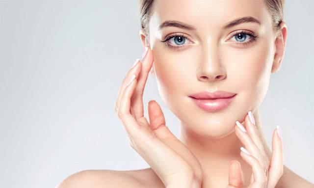 <p><strong>Cilt Sağlığı</strong><br />
<br />
Cilt sağlığı açısından da közlenmiş patlıcan önemli bir besindir. İçerdiği <strong>A vitamini</strong>, cildin yenilenmesine yardımcı olur ve elastikiyetini korur. Ayrıca, ciltteki iltihaplanmaları azaltarak genç ve sağlıklı bir görünüm kazandırır. Kısacası, közlenmiş patlıcanın faydaları arasında cilt sağlığına olan katkısı da bulunmaktadır.</p>