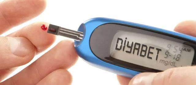 <p><strong>Diyabet Yönetimi</strong></p>
<p>Diyabet yönetiminde de közlenmiş patlıcanın faydaları göz ardı edilemez. <strong>Düşük karbonhidrat</strong> ve <strong>yüksek lif içeriği</strong>, onu diyabet hastaları için ideal bir seçenek haline getirir. Kan şekeri seviyelerini düzenleyerek dalgalanmaları önler. Böylece, közlenmiş patlıcan diyabet yönetiminde etkili bir yardımcı olabilir.</p>