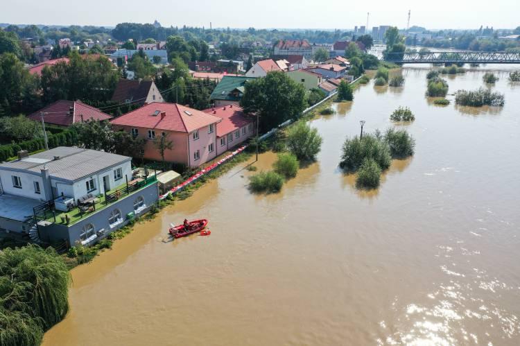 <p><strong>WROCLAW VE OPOLE ŞEHİRLERİNDE SU BASKINLARI BEKLENİYOR</strong></p>

<p>Boleslaw kasabası yakınlarındaki Trzebien köyünde sel sularına kapılan 2 ABD askeri ise itfaiyeciler tarafından kurtarılırken, aşırı yağışlar nedeniyle taşan nehir sularının önümüzdeki saatlerde Wroclaw ve Opole şehirlerinde su baskınlarına yol açması bekleniyor. </p>
