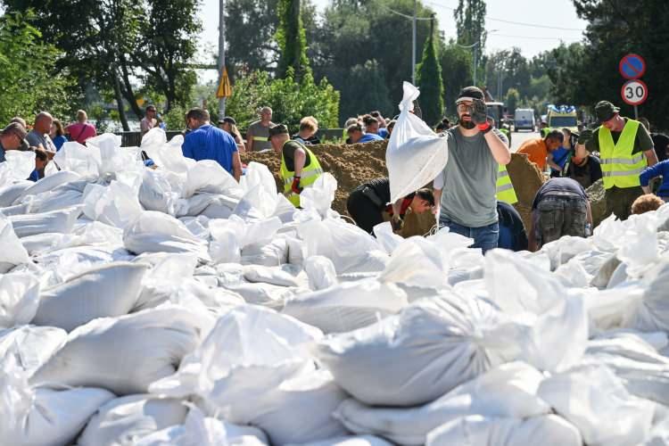 <p>Polis, Pazar günü fırtınadan etkilenen Kobyla nad Vidnavkou kasabasında sel sularına kapılan 70 yaşındaki bir kadının cansız bedenine ulaştıklarını aktardı. </p>
