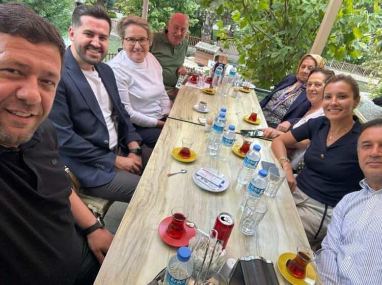 <p>Akşener, son olarak Ankara Kuğulu Park’ta eşi Tuncer Akşener, Özel Kalemi Esma Bekar, Protokol Koruması Sinan İnce ve İyi Parti GİK Üyesi Fatih Koca ile görüntülendi.</p>
<p> </p>