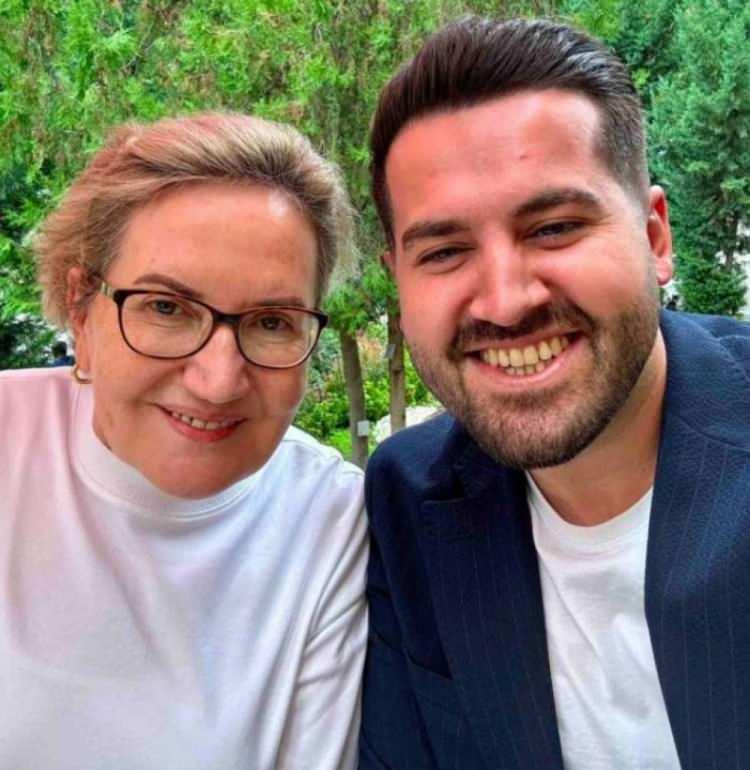 <p>Akşener'in fotoğraflarını gören sosyal medya kullanıcıları, 'Ne olmuş sana?' yorumları yaptı.</p>
<p> </p>