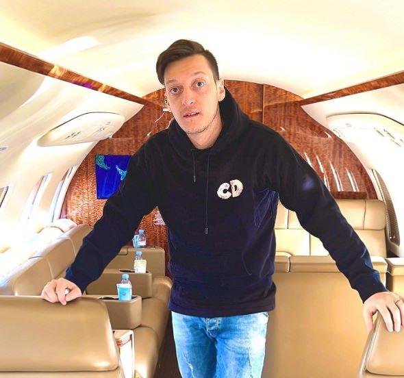 <p><span style="color:#B22222"><em><strong>Lüks tutkusuyla bilinen dünyaca ünlü futbolcu Mesut Özil'in saatinin fiyatı gündem oldu. Geçtiğimiz günlerde yeni motosikleti ile çok konuşulan ünlü futbolcunun lüks saatinin fiyatı dudak uçuklattı. </strong></em></span></p>
