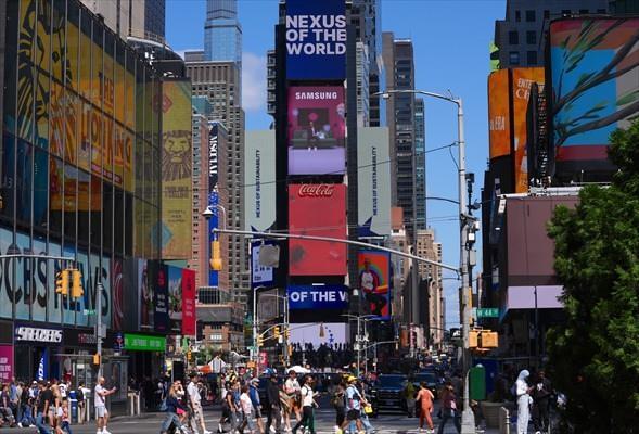 <p>Bu kapsamda, Cumhurbaşkanlığı Yatırım Ofisi'nin "Invest in Türkiye" ve dünyanın bağlantı noktası anlamına gelen "Nexus of the World" mesajları, New York'un dünyaca ünlü Times Meydanı'ndaki dijital panolarda yayımlandı.</p>
