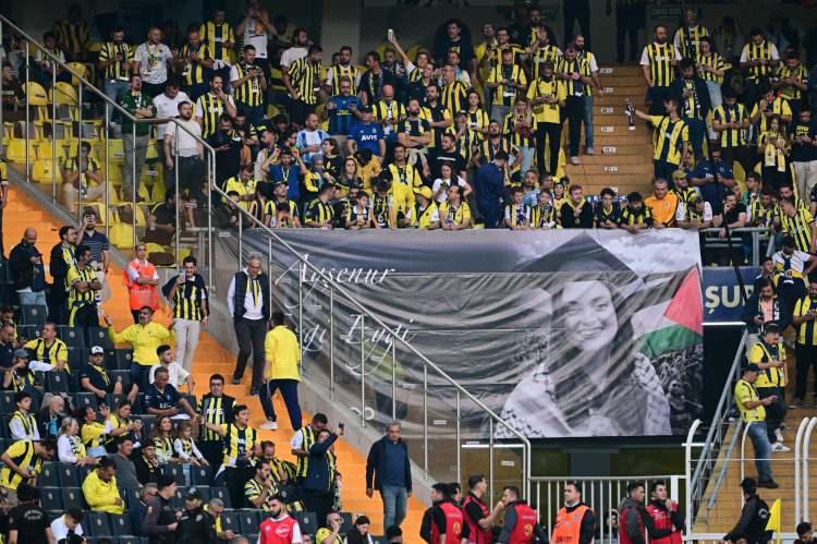 <p>Fenerbahçe taraftarları, İsrail askerlerince öldürülen Ayşenur Ezgi Eygi de için pankart astı.</p>
