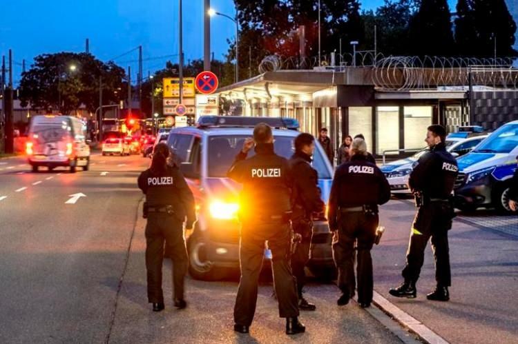 <p>AB Komisyonu Sözcüsü Anitta Hipper, Şengen Bölgesi'nde AB üyesi ülkelerin iç sınır kontrollerini yalnızca istisnai durumlarda uygulayabileceğini, bu yönde karar alan Alman hükümetiyle temasta olduklarını ve Berlin yönetiminin bu kararı neden aldığının analiz edildiğini belirtti.</p>
