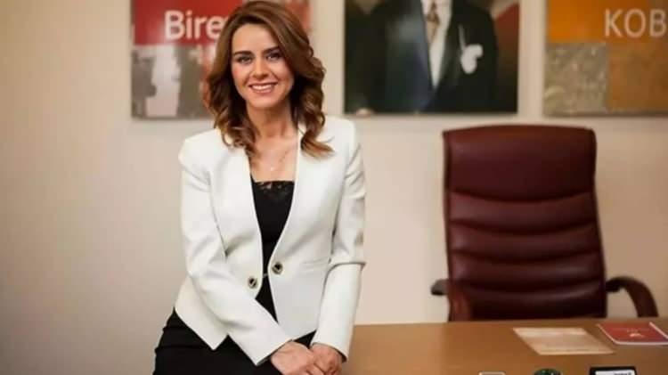 <p><span style="color:#B22222"><strong>"Fatih Terim'e elden verdiği 700 bin dolar faiziyle iade edildi"</strong></span></p>
<p><br />
Duruşmada savunma yapan sanık Seçil Erzan, <em><strong>"Fatih Terim'in hesap hareketleri bana gelmemişti, bugün geldi inceleyeceğim. Teftiş Kurulu raporu ve bilirkişi raporunda da görüldüğü gibi hocanın hesap hareketleri eşleşmektedir. Bununla ilgili her türlü imza kontrolü de yapılarak doğrulanmıştır. Hesabına giren ve çıkan aynıdır. Terim'in hesap hareketleri yeni elime ulaştığından tek tek nokta hesabı yapacağım. Fatih Terim'den fon adı altında hiçbir zaman para almadım.</strong></em></p>