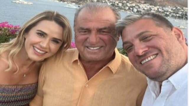 <p><em><strong>Sadece aramızdaki dostane ilişkiden kaynaklı 2 defa para ödedi. Toplamda 700 bin dolar. Bunu değerlendirebilirsin dedi. Onunla tamamen abi kardeş ilişkimiz vardı. Elden verdiği 700 bin dolar faiziyle iade edildi. Parayı bahçede elden verdim. Bunun dışında mesela Türkiye Futbol Federasyonu'ndan gelen geliri olsun diğer resmi gelirleri resmi hesaplarda kendi rızasıyla işlendi"</strong></em> dedi.</p>