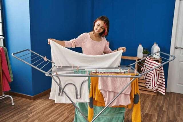 <p>Çamaşır kurutma sırasında ortamın <strong>nem oranını kontrol altında tutmak</strong>, hava kalitesini artırmak, giysilerinizi korumak ve hızlı kurumasını sağlamak için oldukça önemlidir.</p>