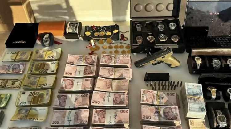 <p>Öte yandan,</p>
<p>Soruşturma kapsamında, suç örgütüne ait toplam değeri yaklaşık 20 milyar olan 147 arsa, 56 konut, 8 apartman, 74 iş yeri, 53 lüks araç, tekne, 53 şirketteki ortaklık payları, 64 banka hesabı, 7 kiralık kasa ile çok sayıda ziynet eşyası, nakit para ve soğuk cüzdana tedbir konulmuştu.</p>
<p> </p>