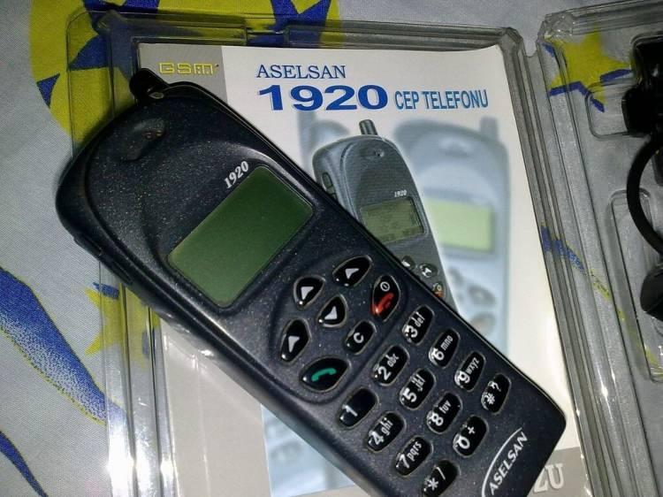 <p><strong>ASELSAN 1919, 8.5 milyon TL’den satıldı. Tüm GSM operatörleri ile uyumlu üretildi. </strong>Bu sayede tüm ülkelerde kullanılabildi. 315 isim ve numara kaydedebilen bir hafızası vardı.</p>