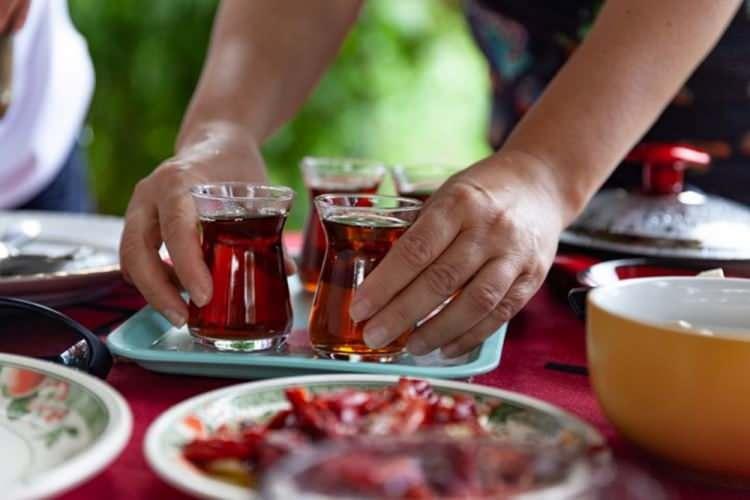 <p><span style="color:#B22222"><em><strong>Çay, dünya genelinde yaygın olarak tüketilmesinin yanı sıra kültürel ve sosyal öneme sahip bir içecek olarak karşımıza çıkar.  Özellikle günlük yaşamda karşımıza sıklıkla çıkan stres unsurlarıyla başa çıkmak için bireyler çayı bir “enerji içeceği” olarak aşırı şekilde tüketebilir. Çayı keyfinizin bir zehre dönüşmemesi için bu önemli noktaya dikkat etmeniz gerekiyor.</strong></em></span></p>
