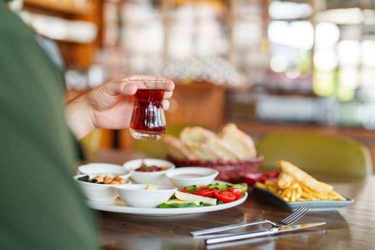 <p>Çay içeriğinde bulunan etken maddeleri ile sağlığa birçok yararı bulunan bir içecektir. Fakat çay tüketiminde aşırıya kaçıldığında fazla çay içmenin zararları ve yan etkileriyle karşılaşmak olasıdır. Ayrıca dünya genelinde çay içmek, sosyal bir aktivite olarak kabul edilir. </p>
<p> </p>