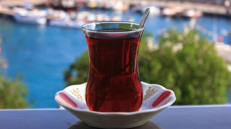 <p>Özellikle uzun süre açıkta kalan çay, kimyasal değişikliklere uğrayabilir. Bayat çay daha asidik hale gelebilir, bu da mide rahatsızlıklarına neden olabilir.</p>
<p> </p>