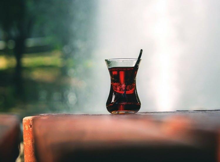<p>Çay demlendikten sonra, tanenler ve çözülmesi zor nitrojenli bileşikler sıvıda birikir. </p>