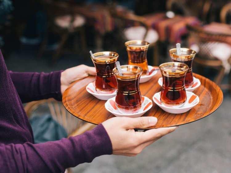 <p>Ayrıca, çay yüzeyinde magnezyum, kalsiyum, demir ve protein içeren bir oksit filmi oluşur. Bu film, guanin, kafein ve teofilin gibi maddeleri içerir, bu da çayı sağlık açısından riskli hale getirir.</p>

<p> </p>
