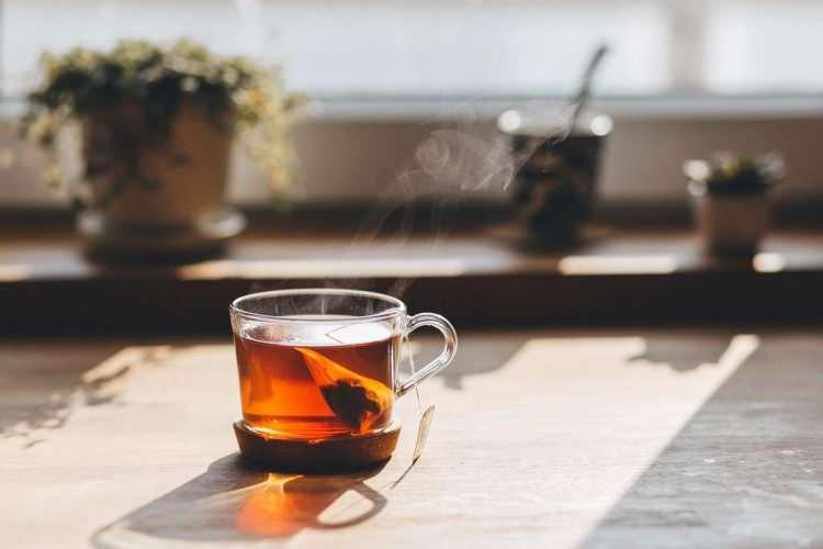 <p>Çay türlerine göre belirli bir su sıcaklığı gereklidir; bu nedenle paket üzerindeki talimatlara uyulmalıdır.</p>
<p>Çayın 3-4 dakika demlenmesini bekleyin, böylece tat ve aroma en iyi şekilde ortaya çıkar.</p>
