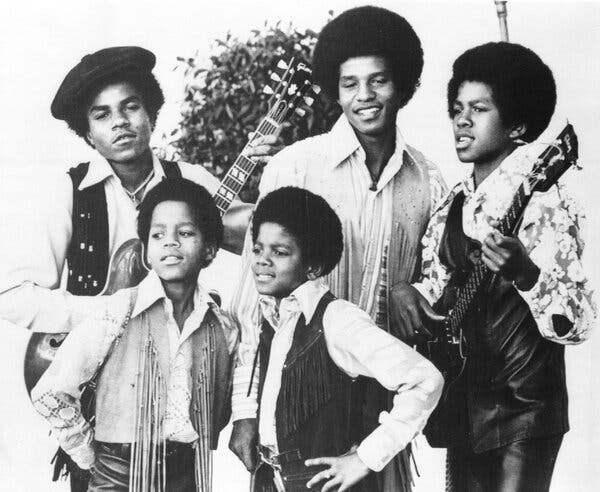 <p><span style="color:#B22222"><strong>EFSANEVİ GRUPLA SAHNE ALIYORDU</strong></span></p>

<p> </p>

<p>Tito, kardeşleri Jackie, Jermaine, Marlon ve Michael ile birlikte The Jackson 5'in orijinal üyelerindendi.</p>

<p> </p>
