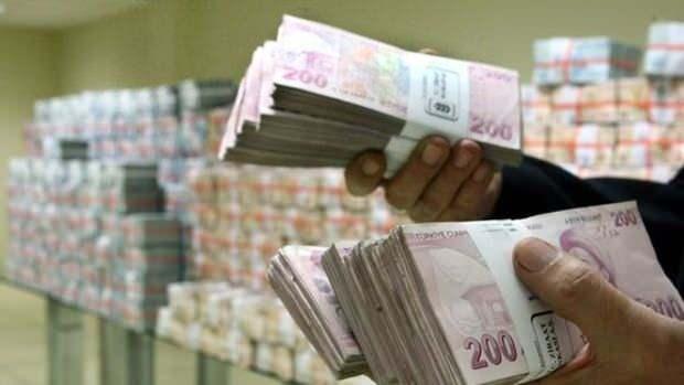 <p>Böylece yıllar içindeki yüksek enflasyon farklılıklarının yol açacağı hak kaybının engellenmesi ve çalışanların emekli olmaya değil, çalışmaya yönlendirilmesi hedefleniyor. Kaynaklar, enflasyonun kalıcı tek haneye düşmesi durumunda bu sorunun da otomatik olarak ortadan kalkacağı görüşünde.</p>