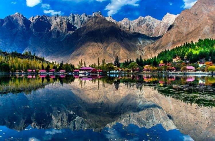 <p><span style="color:#B22222"><strong>6)&nbsp; PAKİSTAN</strong></span></p>
