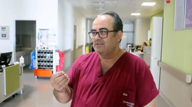 <p>Doktor; kızın karnındaki şişliği tespit etmesi üzerine yaptığı uygulamada ile midesinin ve on iki bağırsağının tamamını kaplayan kıl yumağı tespit etti.</p>
<p> </p>