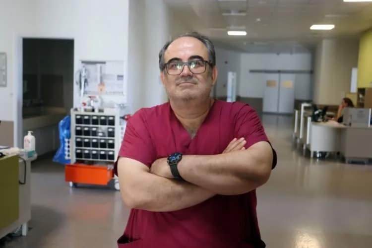 <p><strong>"Bu vakamız ilginç bir vakaydı. 14 yaşında bir kız çocuğumuz. Zayıflama ve adet görmeme şikayetiyle doktora başvuruyor. Aile saç yediğini uzun zamandır biliyor ama muhtemelen hazmedileceğini düşündüğü için çok fazla önemsemiyorlar."</strong></p>