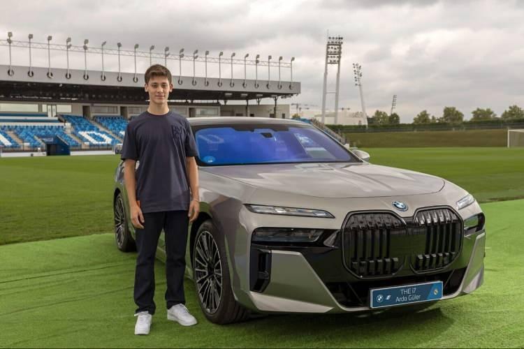 <p><strong>ARDA GÜLER: BMW i7 xDrive 60<span style="color:#FF0000"> <em>(544 HP, 139.550 Euro)</em></span></strong></p>
<p><em></em></p>