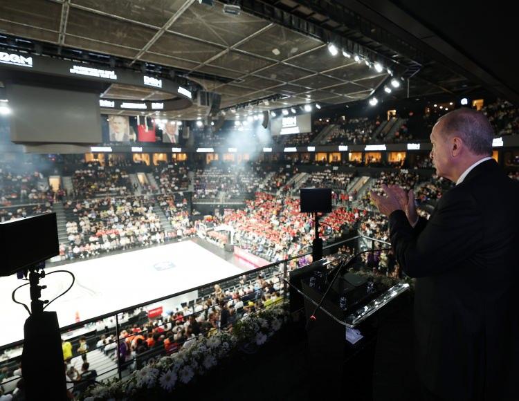 <p>Türk basketbolunun yeni evi olan tesiste bir tane 10 bin kişi seyirci kapasiteli ana salon, bir tane bin kişi seyirci kapasiteli A milli takımlar antrenman sahası, altyapı takımlarının kullanacağı 3 adet 500'er kişi kapasiteli salon, basketbol lisesi, kardiyo ve fitness salon, yerli ve yabancı takımların kullanabileceği kamp merkezi ve otel, 3x3 basketbol sahası, konser ve etkinlik alanı, yeme-içme ve sosyal alanlar yer alıyor.</p>
