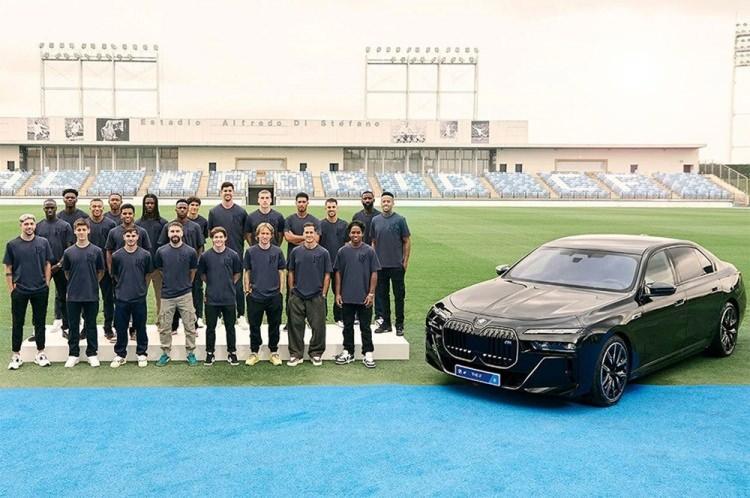 <p>İspanyol devi Real Madrid'in sponsorları arasında yer alan otomobil markası BMW, takım oyuncularına hediye ettiği elektrikli araçları futbolcular ve teknik direktör <strong>Carlo Ancelotti</strong>’ye teslim etti.</p>
