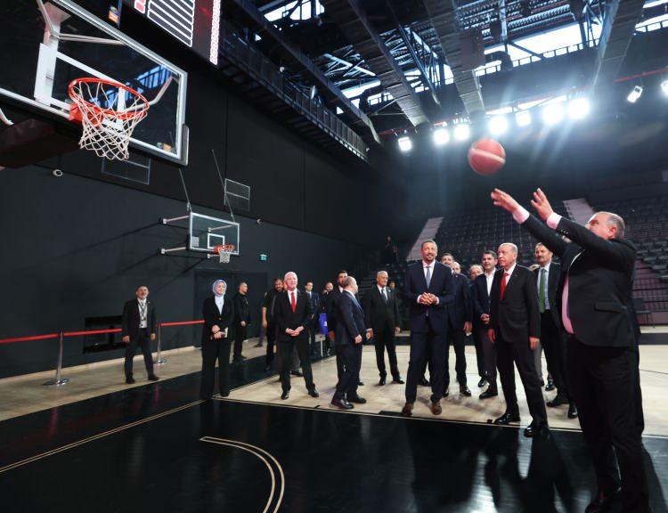 <p>Genç sporculara seslenen Türkoğlu, "Sizler bu ülkenin geleceğisiniz. Bu merkezde kazanacağınız bilgi ve birikimlerle Türk basketbolunu daha ileri taşıyacağınıza inancımız tamdır. Burada geçireceğiniz her anın kıymetini bilin. Kendinizi sürekli geliştirmekten vazgeçmeyin. Saha içinde gördüğünüz efsanelerimiz, yıllarca milli formaya hizmet etmiş ve bu toplumun sevgisini, saygısını kazanmıştır. Gelecekte sizler de burada yeni başarılara imza atacaksınız." ifadelerini kullandı.</p>
